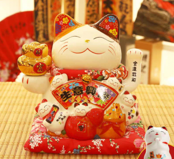 Mèo Thần Tài tại đồ thờ Canh Nậu